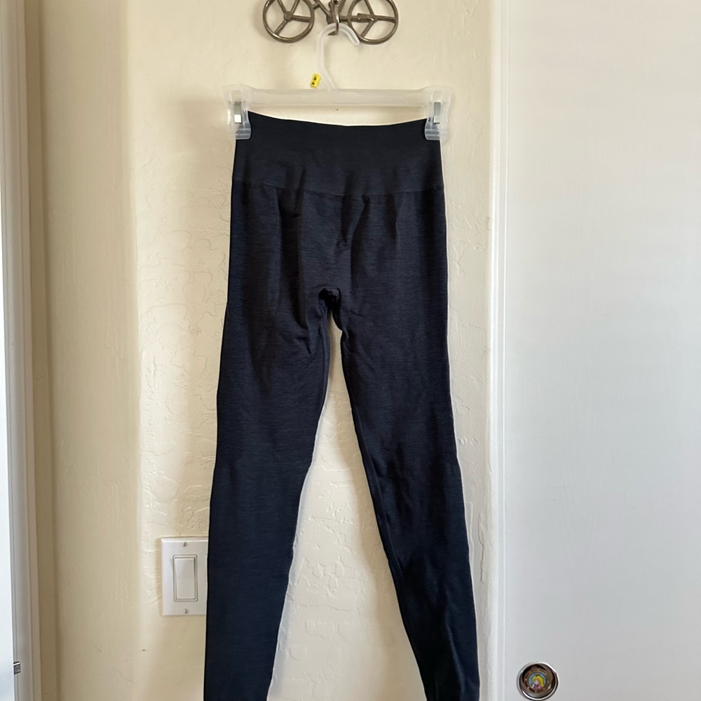 Alphalete Amplify Leggings in Dark Grey — S